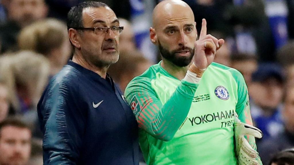 Sarri con Willy Caballero esperando el cambio de Kepa