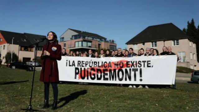 Inés Arrimadas ante la residencia del fugado Puigdemont en Waterloo.