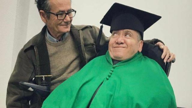 Juan José junto a su padre para hacerse la foto de la orla