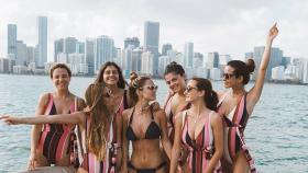 María Pombo junto a sus amigas en un montaje de JALEOS.