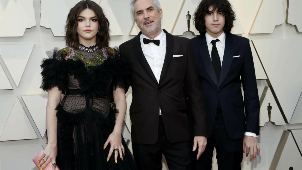 Alfonso Cuarón con su hija Tess Bu, y su hijo Olmo Teodoro.