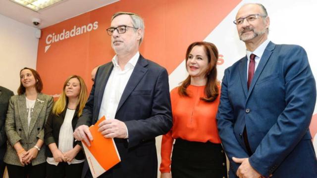 Silvia Clemente, junto a José Manuel Villegas (i) y Luis Fuentes, coordinador regional de Ciudadanos.