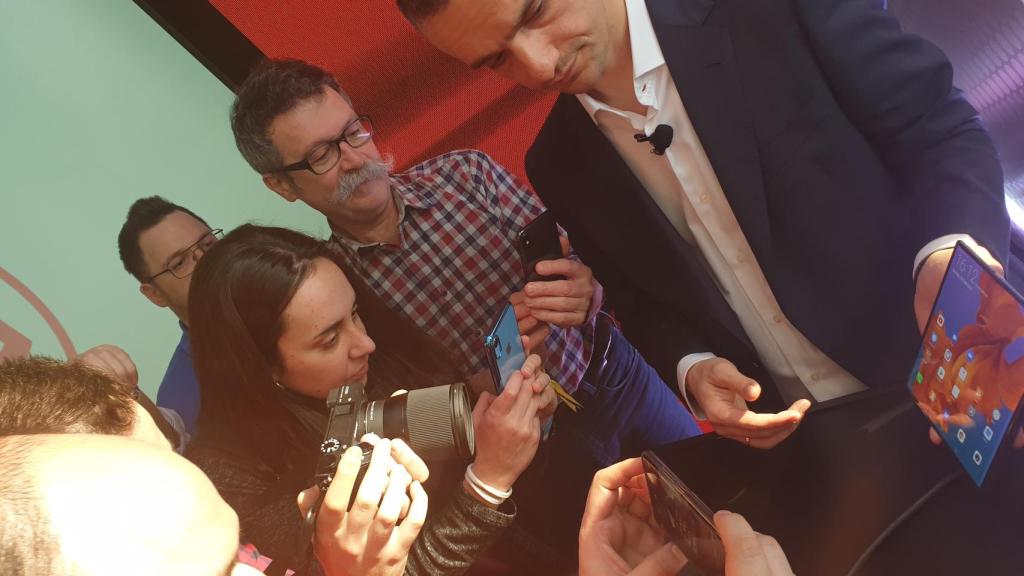 Ismael Asenjo, director de tecnología de Vodafone, con el Huawei Mate X, la estrella del Mobile.