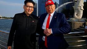 Howard X, imitador de Kim Jong Un, junto a otro imitador de Donald Trump.