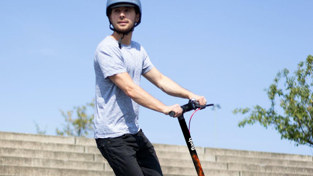 Un conductor utilizando un patinete Flash en una imagen de archivo.