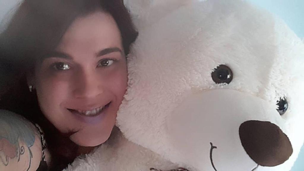 Desirée Rodríguez con el osito de peluche con el que dormía en la casa de 'GH'.