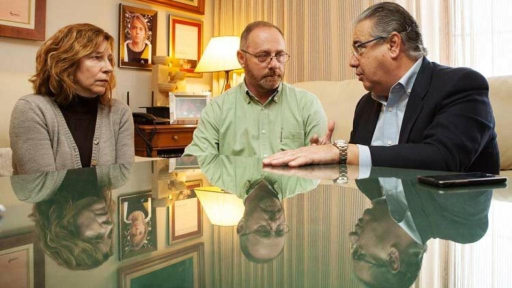 Antonio del Castillo y Eva Casanueva, padres de Marta del Castillo, en su casa junto al exministro del Interior Juan Ignacio Zoido.