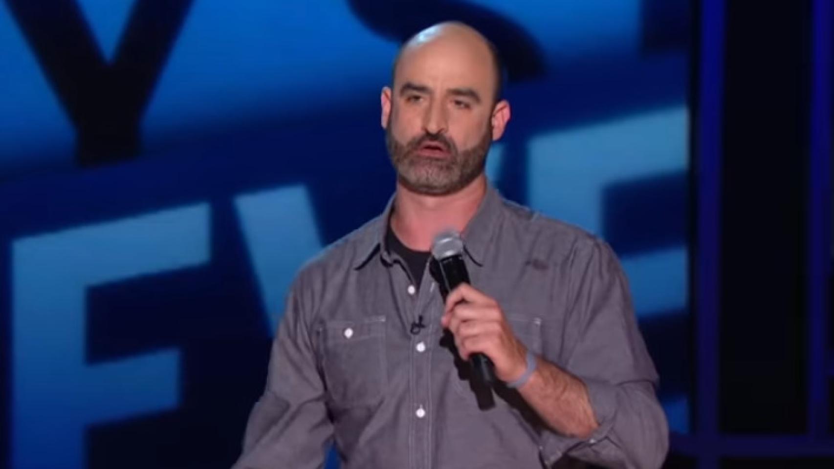 Brody Stevens durante un monólogo.