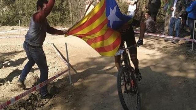 Carlos Coloma sufre un altercado con una estelada. Foto: Instagram (@jorgesotobajo)