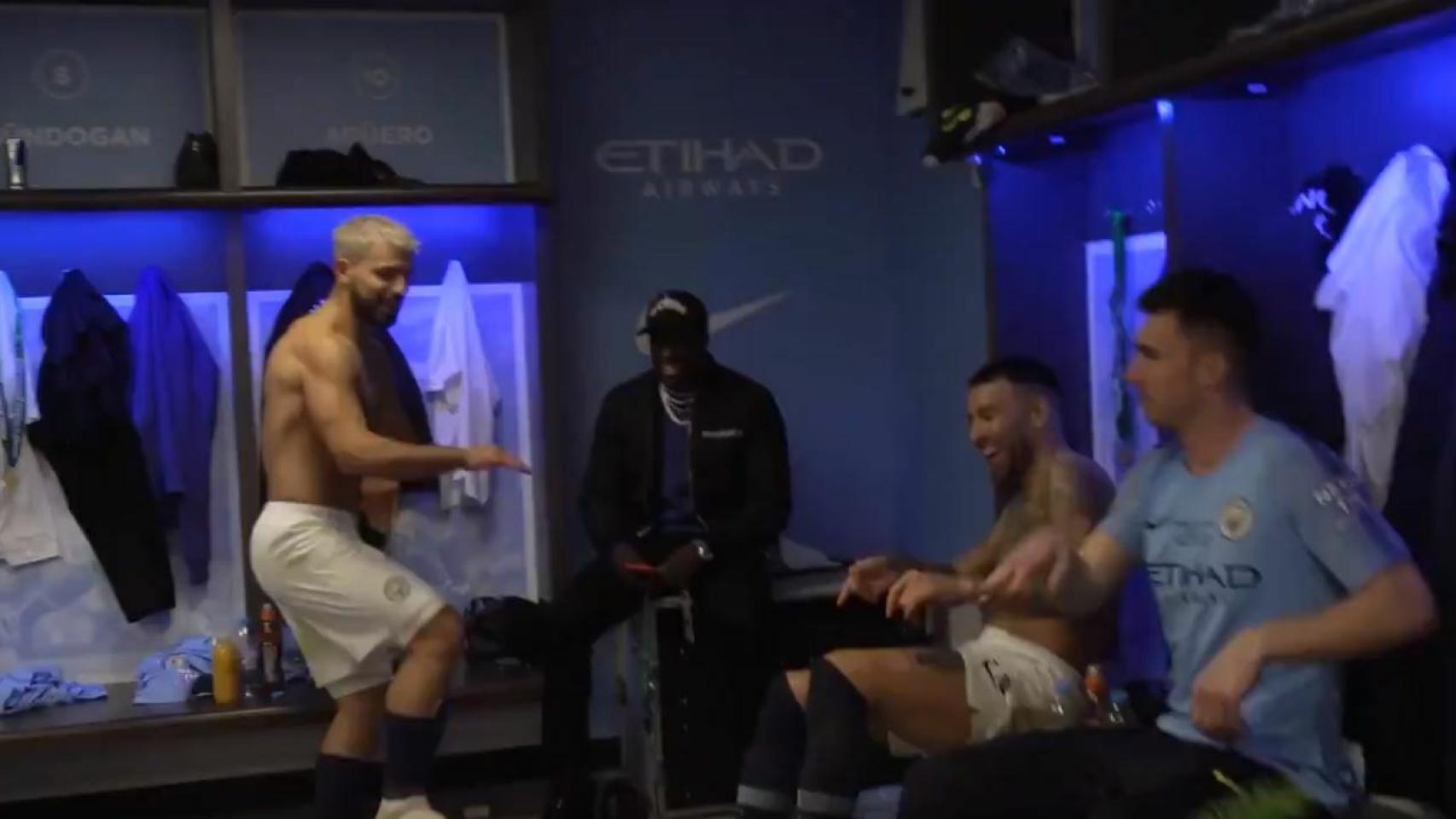 Guardiola destapa la celebración del City y Agüero eclipsa con su baile