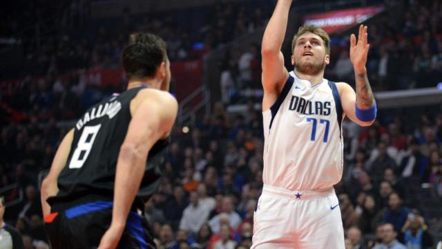 Luka Doncic trata de encestar en el duelo contra los Clippers