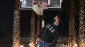 Isco se relaja con su Isco emulando a los protagonistas de Space Jam