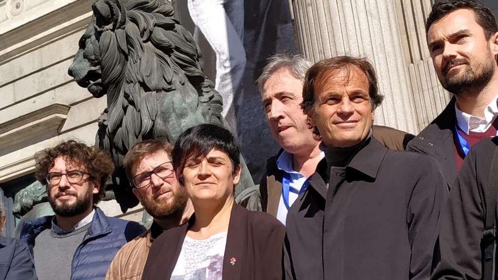 Miguel Urban, europarlamentario de Podemos, junto a la exdiputada de Bildu Marian Beitialarrangoitia; el exalcalde de Pamplona, Joseba Asiron, y Jaume Asens (En Comú), entonces teniente alcalde de Barcelona, ante los leones del Congreso.