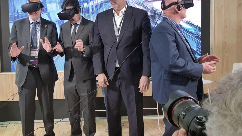 Carles Grau, de Mobile World Capital, Josep María Bartomeu, presidente del FC Barcelona, Emilio Gayo, presidente de Telefónica y John Hoffman, CEO de GSMA, prueban las gafas de realidad virtual.