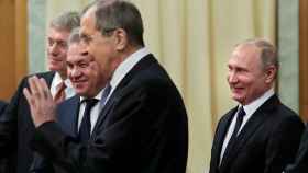 El portavoz del Kremlin, Dmitry Peskov, junto a Putin y al ministro de Exteriores ruso, Sergei Lavrov