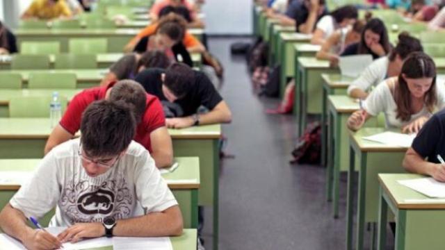 Alumnos realizando un examen en un aula. Foto: EFE