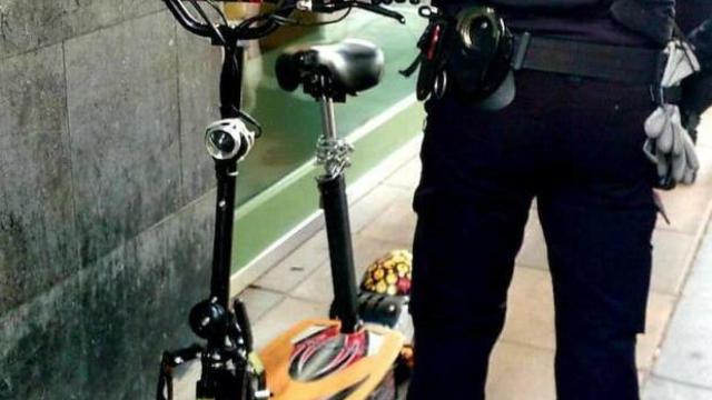 Imagen de la Policía Municipal de Valladolid reteniendo un patinete