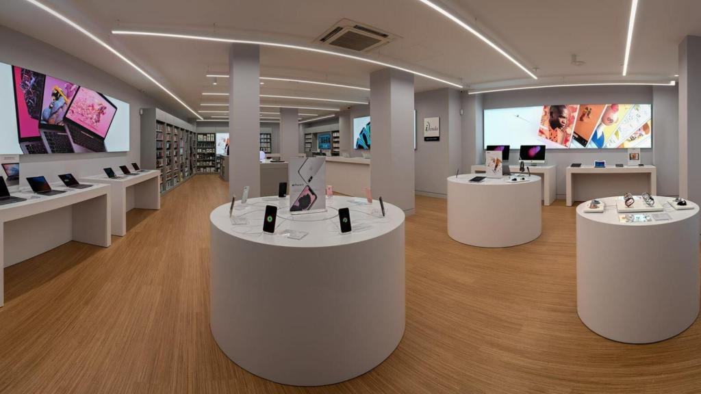 En la imagen, el interior de la tienda de Apple en la que han robado 100.000 euros en productos.