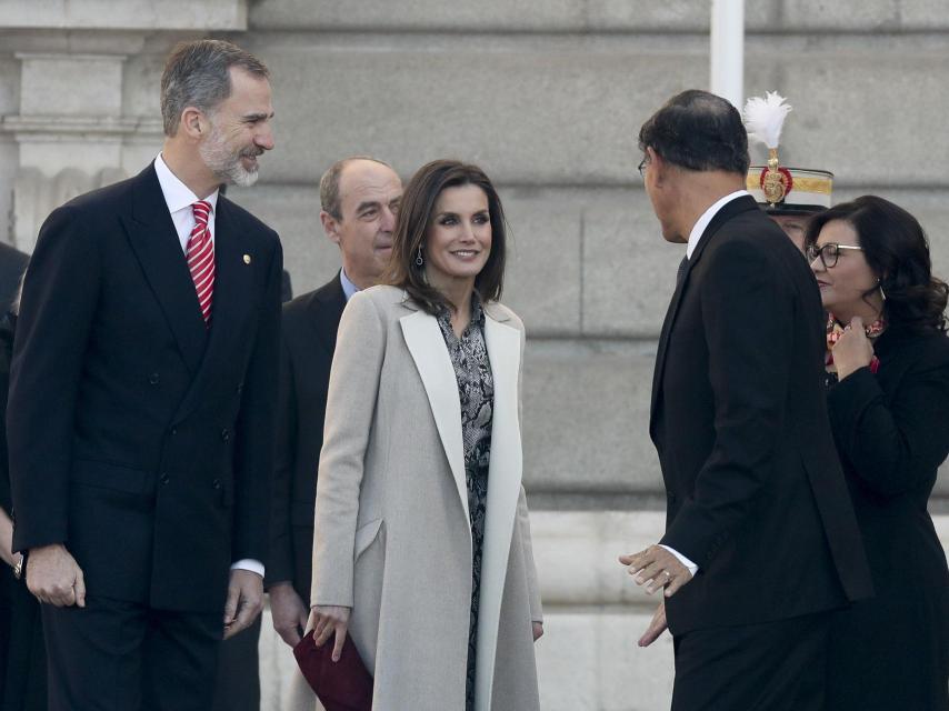 La reina Letizia con cartera roja de Magrit.