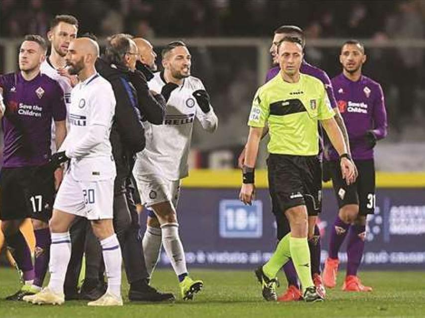 Los jugadores del Inter discuten con el arbitro del encuentro