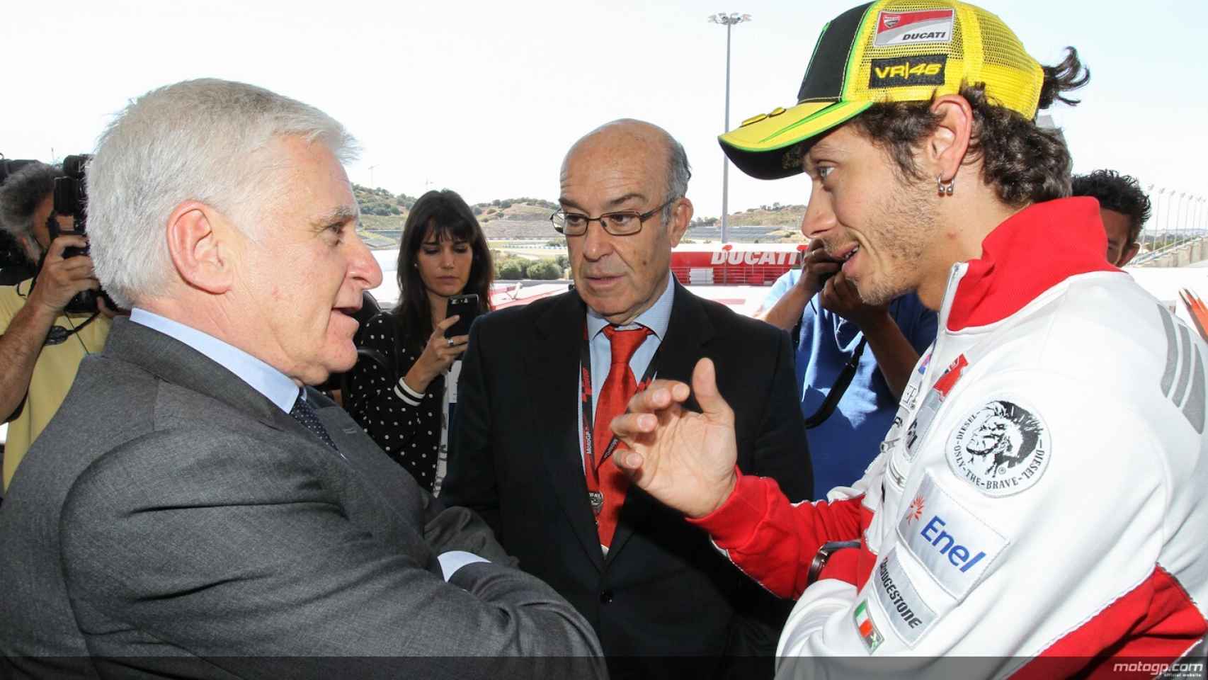 Vasile charla con Valentino Rossi.