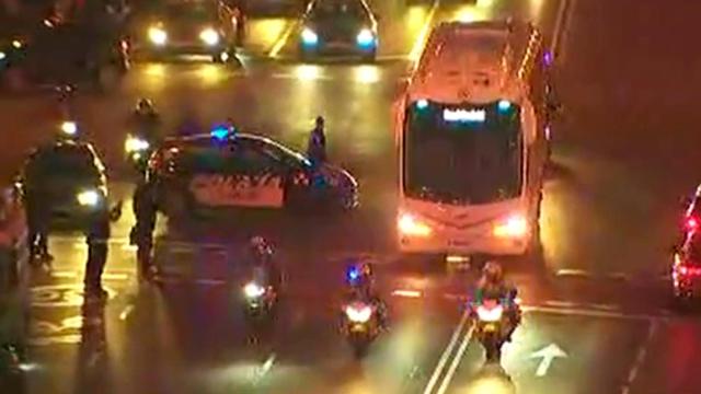 El autobús del Real Madrid, llegando al Santiago Bernabéu