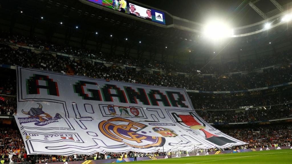 Tifo en la grada del Santiago Bernabéu