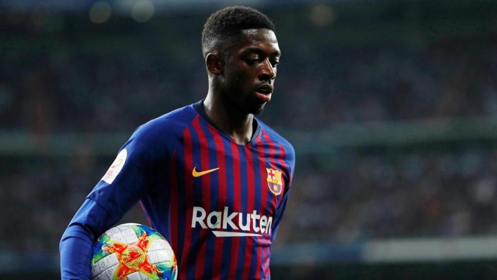 Dembelé con la pelota antes de un lanzamiento a balón parado