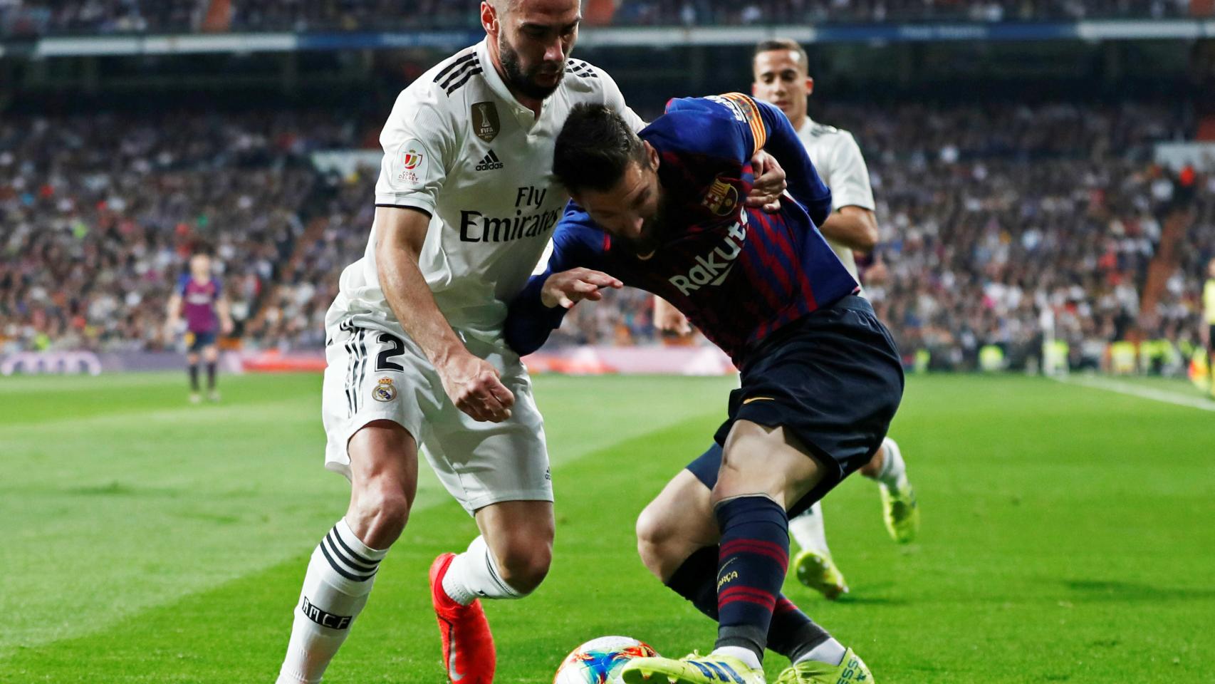 Carvajal y Messi forcejean por una pelota