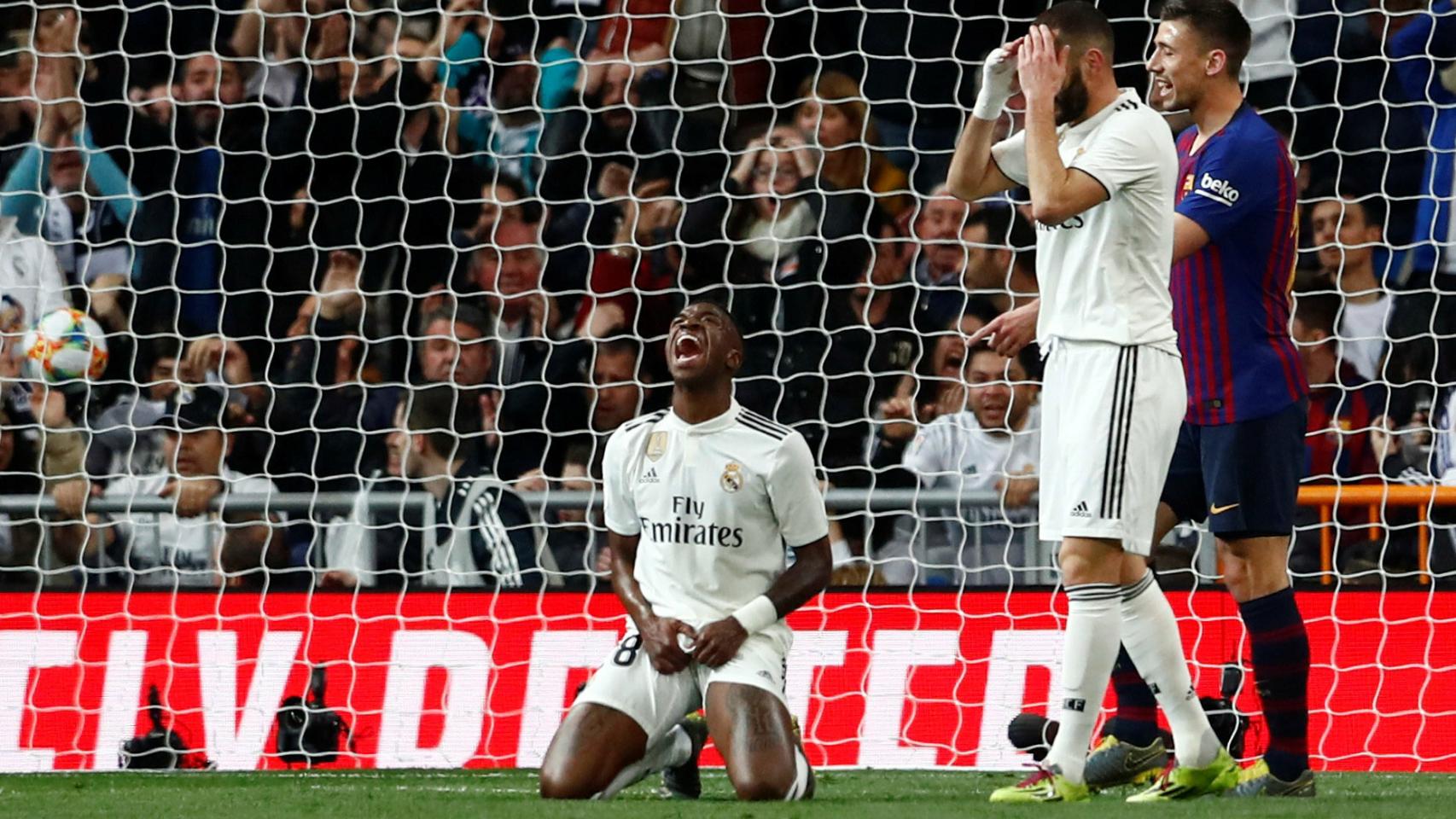 Vinicius, el mejor en El Clásico, se lamenta tras una ocasión fallada