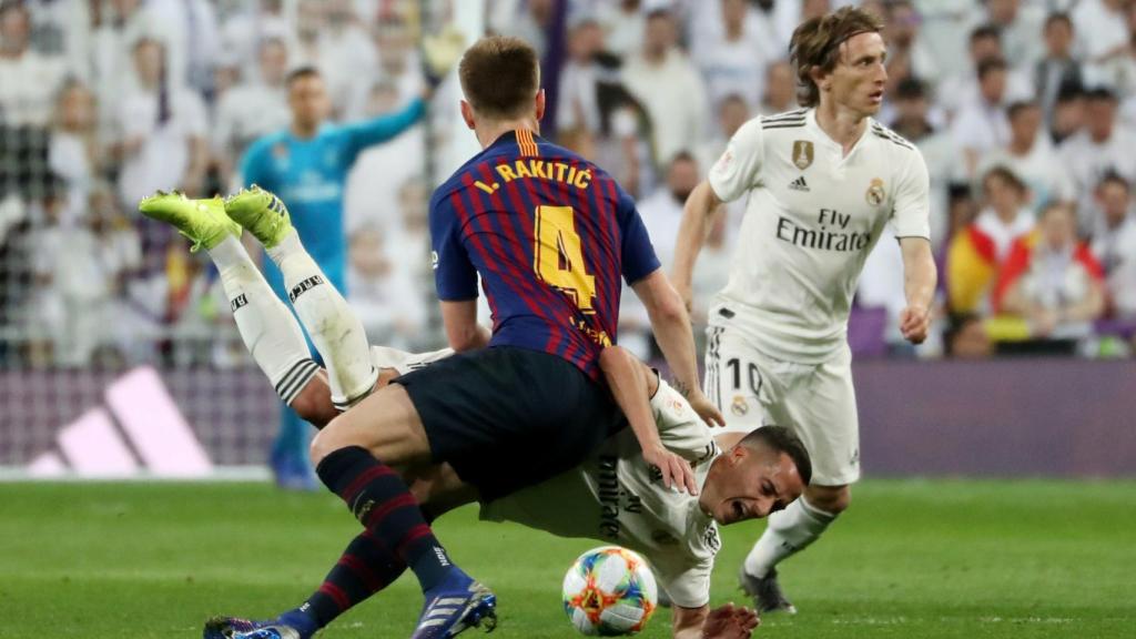 Lucas Vázquez cae al suelo ante Rakitic