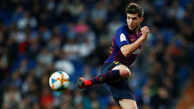 Sergi Roberto controla el balón