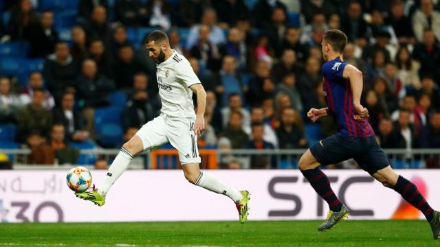 Karim Benzema intenta comenzar una contra para el Real Madrid