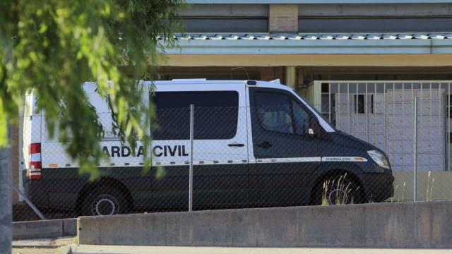 Furgón de la Guardia Civil entrando en el Soto del Real.