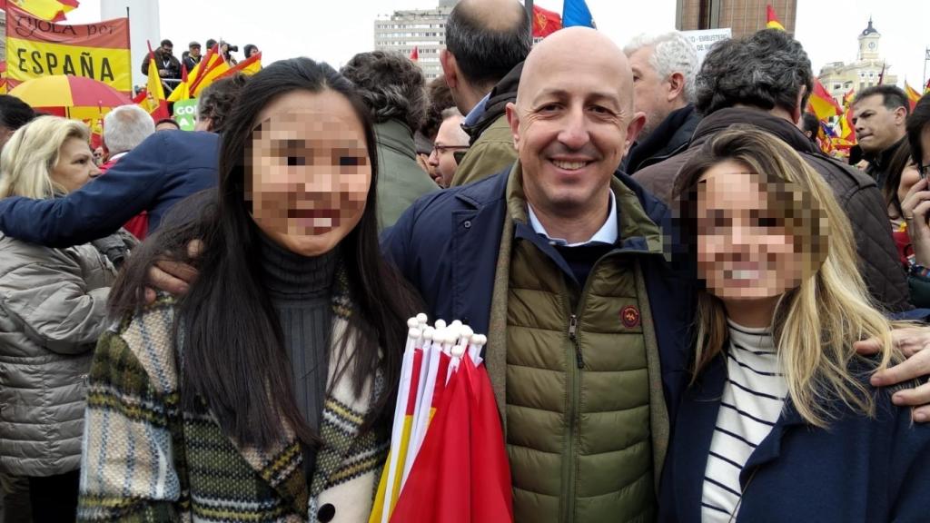 Ricardo Garrudo junto a dos de sus tres hijas.