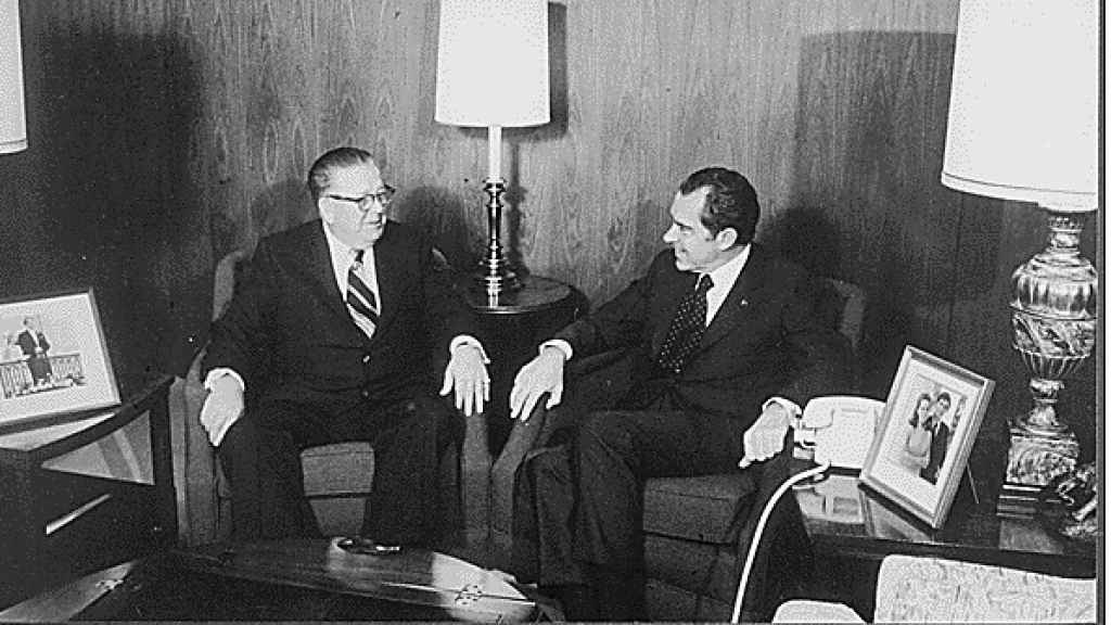 Frank Fitzsimmons, sucesor de Hoffa como presidente de la Hermandad, con Richard Nixon en 1973.
