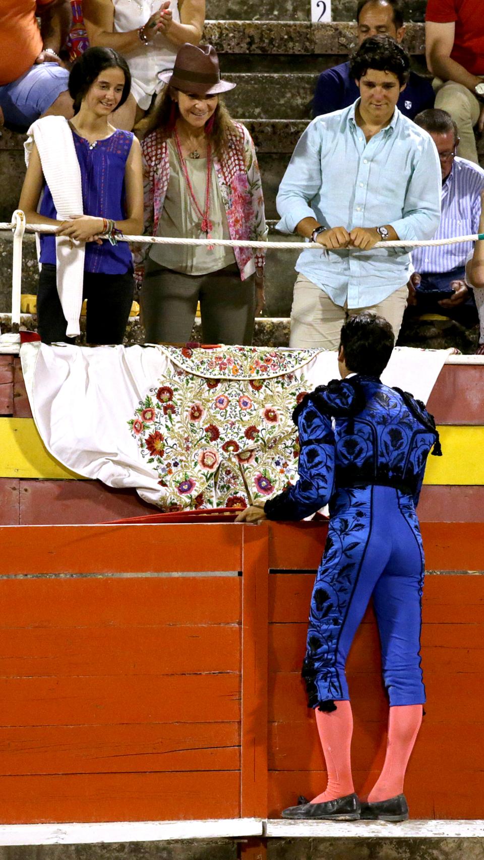 Victoria Federica, la infanta Elena y Felipe Froilán saludan a Cayetano Rivera.