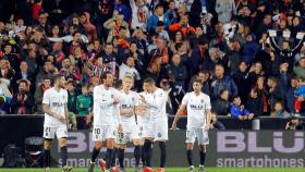 Los jugadores del Valencia celebran el gol de Rodrigo ante el Betis en Copa del Rey