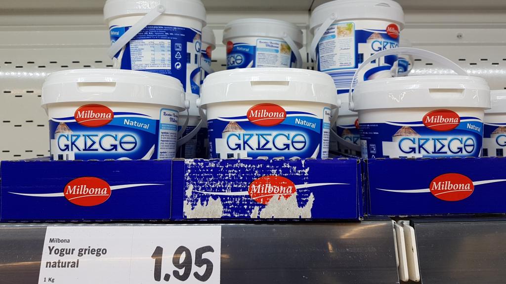 Los botes de un kilogramo de peso de yogur griego natural de Lidl.