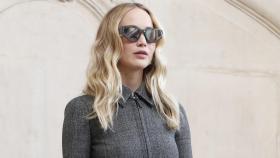 Jennifer Lawrence en el 'front row' del desfile de Dior luciendo mechas balayage.