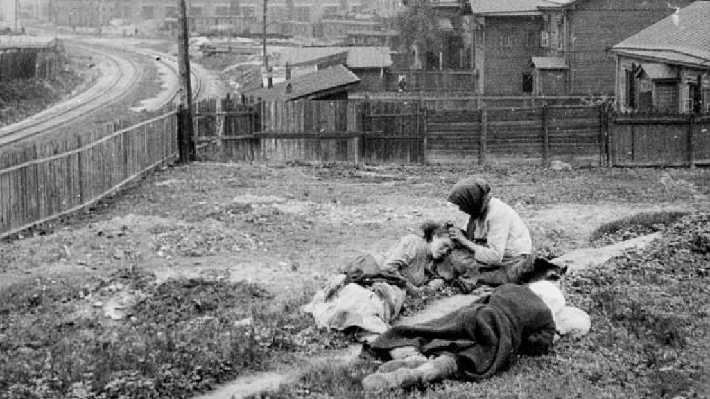 Una familia rural ucraniana, muriéndose de hambre durante el periodo conocido como Holodomor.