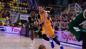 Eriksson se marcha de Antetokounmpo. Foto: Twitter. (@GranCanariaCB)