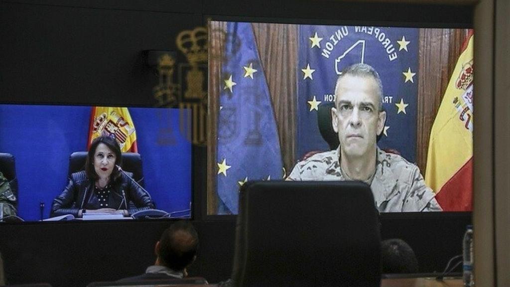 La ministra de Defensa, Margarita Robles, en videoconferencia con el teniente coronel Leira, jefe del contingente en Koulikoro.