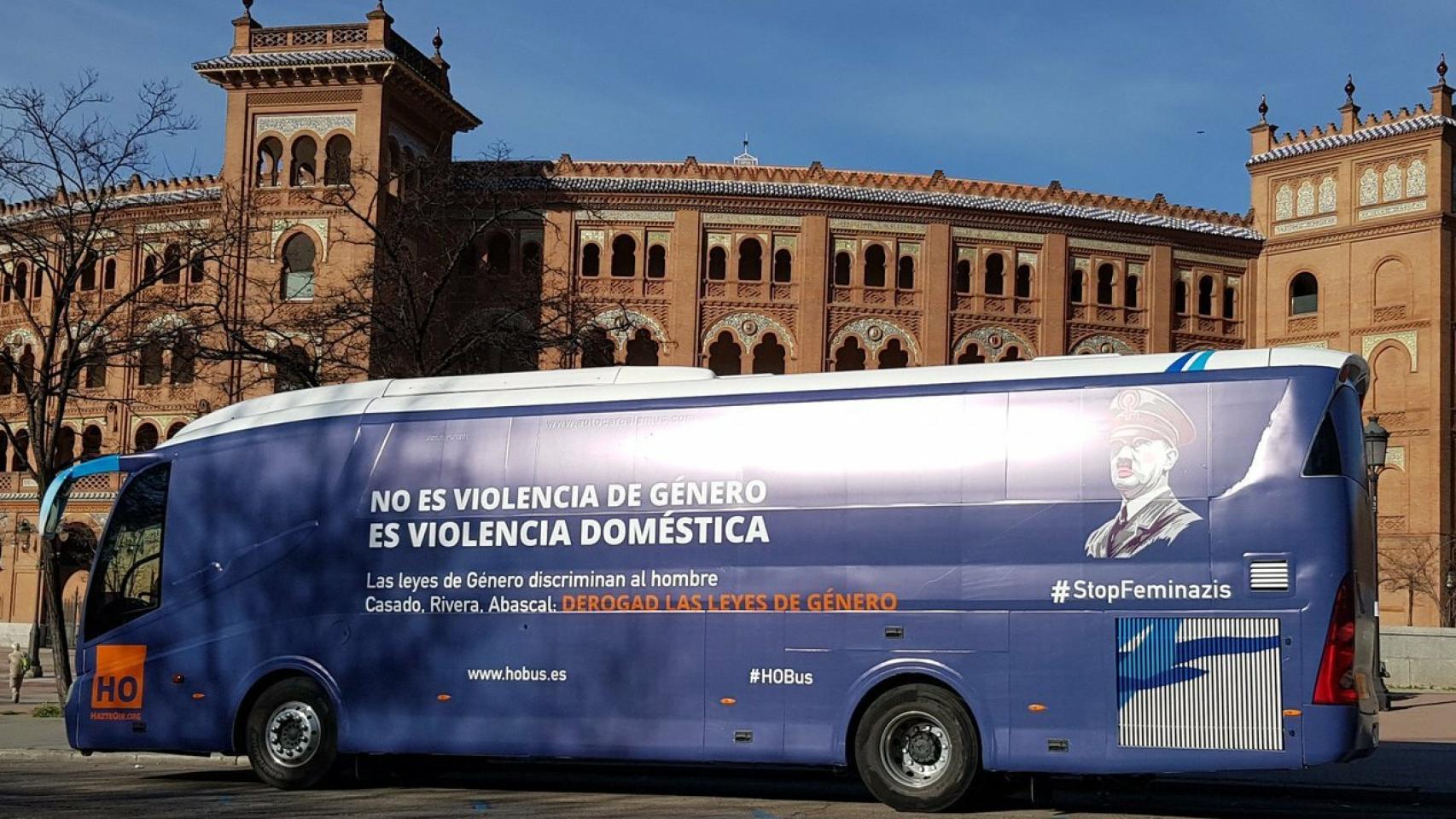 El autobús propagandístico de Hazte Oír, en Ventas (Madrid).