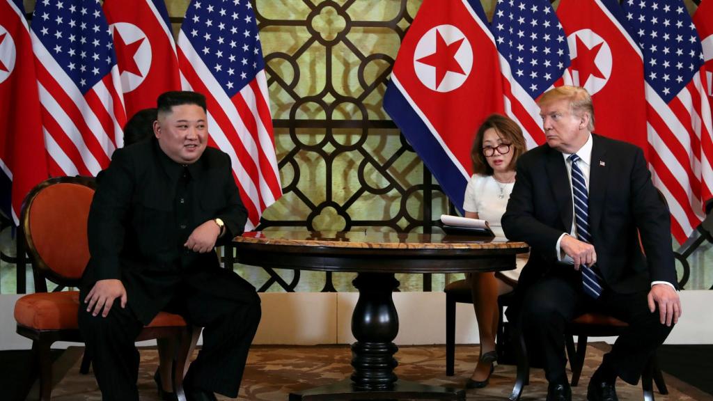 Trump y Kim Jong-un durante la cumbre en Hanoi