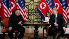 Trump y Kim Jong-un durante la cumbre en Hanoi