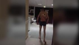 Un ruso sale a fumar con un cuchillo clavado en la espalda