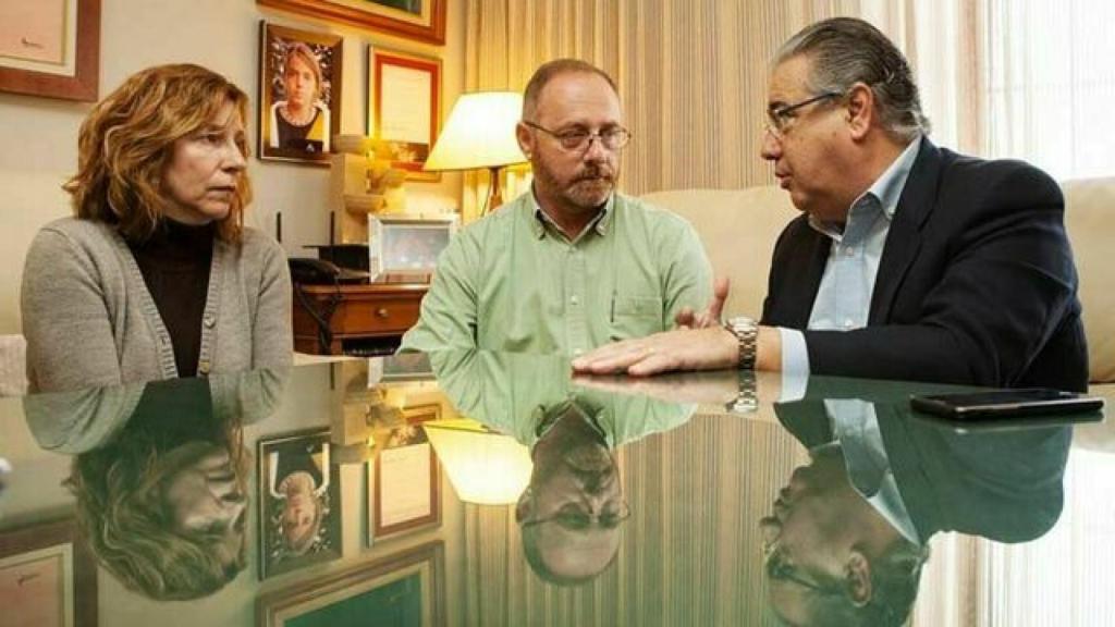 Los padres de Marta del Castillo, Eva y Antonio, junto al ex ministro del Interior Juan Ignacio Zoido.