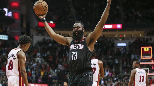 Harden celebra durante el partido contra los Heat