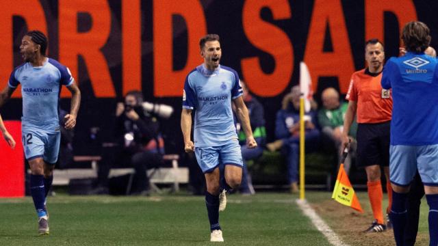 Stuani, celebra uno de sus goles.